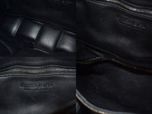 Load image into Gallery viewer, BOTTEGA VENETA ボッテガヴェネタ ショルダーバッグ パデッド カセット イントレチャート シルバー金具 ブラック 美品 中古 4c069298