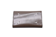 画像をギャラリービューアに読み込む, MAISON MARGIELA メゾンマルジェラ 4ステッチ カーフレザー キーケース S55UA0026 ブラウン 美品 中古 4c069647