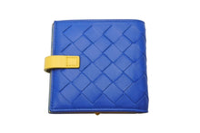Load image into Gallery viewer, BOTTEGA VENETA ボッテガヴェネタ イントレチャート 二つ折り財布 574055 ブルー イエロー レザー ウォレット 美品 中古 4c071907