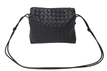 Load image into Gallery viewer, BOTTEGA VENETA ボッテガヴェネタ イントレチャート ショルダーバッグ 723548 ブラック レザー ゴールド金具 美品 中古 4c072472