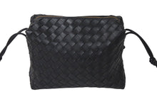 Load image into Gallery viewer, BOTTEGA VENETA ボッテガヴェネタ イントレチャート ショルダーバッグ 723548 ブラック レザー ゴールド金具 美品 中古 4c072472