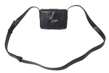 Load image into Gallery viewer, 極美品 BOTTEGAVENETA ボッテガヴェネタ キャンディカセット ショルダーバッグ マキシイントレチャート ブラック P01134354K 中古 4c072838