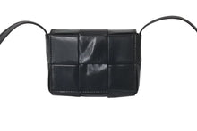 Load image into Gallery viewer, 極美品 BOTTEGAVENETA ボッテガヴェネタ キャンディカセット ショルダーバッグ マキシイントレチャート ブラック P01134354K 中古 4c072838
