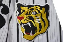 画像をギャラリービューアに読み込む, 新品未使用 阪神タイガース 伊良部秀輝 ユニフォーム 2003年優勝記念 CHINA製 ポリエステル ホワイト ブラック サイズLL 中古 4c072965