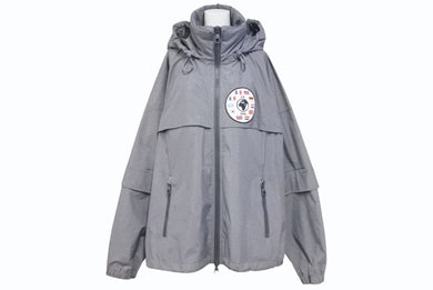 新品同様 LOUIS VUITTON ルイヴィトン 19AW ウィズ フラッグ パッチ ウィンドブレーカー フルジップ ジャケット グレー RM192 PUO HHB99W サイズ52 中古 4c073416