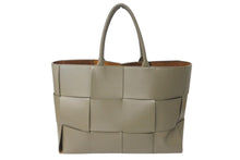 Load image into Gallery viewer, BOTTEGA VENETA ボッテガヴェネタ イントレチャート マキシ アルコ トートバッグ サンドベージュ レザー スウェード シルバー金具 美品 中古 4c073681