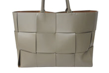 Load image into Gallery viewer, BOTTEGA VENETA ボッテガヴェネタ イントレチャート マキシ アルコ トートバッグ サンドベージュ レザー スウェード シルバー金具 美品 中古 4c073681