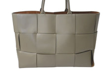 Load image into Gallery viewer, BOTTEGA VENETA ボッテガヴェネタ イントレチャート マキシ アルコ トートバッグ サンドベージュ レザー スウェード シルバー金具 美品 中古 4c073681