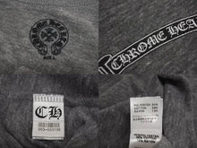 Load image into Gallery viewer, CHROME HEARTS クロムハーツ 七部丈 ヘンリーネックTシャツ サイズL フレア CHプラス スクロールロゴ プリント 美品 中古 4c073776