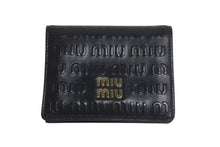 画像をギャラリービューアに読み込む, MIU MIU ミュウミュウ マテラッセ 二つ折り財布 ロゴ イタリア製 レザー メタル ブラック ゴールド金具 美品 中古 4c073970
