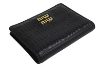 画像をギャラリービューアに読み込む, MIU MIU ミュウミュウ マテラッセ 二つ折り財布 ロゴ イタリア製 レザー メタル ブラック ゴールド金具 美品 中古 4c073970