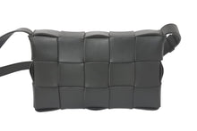 Load image into Gallery viewer, BOTTEGAVENETA ボッテガヴェネタ マキシイントレチャート カセット ショルダーバッグ B09831133V ダークグリーン 美品 中古 4c074131