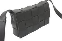 Load image into Gallery viewer, BOTTEGAVENETA ボッテガヴェネタ マキシイントレチャート カセット ショルダーバッグ B09831133V ダークグリーン 美品 中古 4c074131