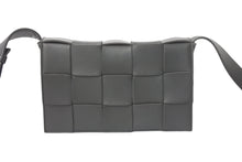 Load image into Gallery viewer, BOTTEGAVENETA ボッテガヴェネタ マキシイントレチャート カセット ショルダーバッグ B09831133V ダークグリーン 美品 中古 4c074131