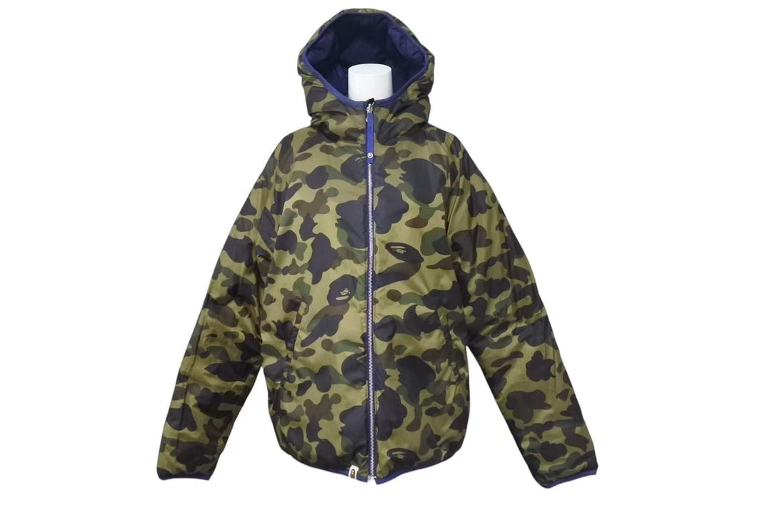 A BATHING APE アベイシングエイプ リバーシブルダウンジャケット サイズL キルティング カモフラ柄 カーキ ネイビー 良品 中古 4c074140