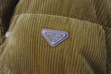 画像をギャラリービューアに読み込む, 極美品 PRADA 24AW Cropped Corduroy Down Jacket Barley クロップド コーデュロイ ダウン ジャケット バーリー Mサイズ 中古 4c074200