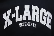 画像をギャラリービューアに読み込む, 極美品 VETEMENTS ヴェトモン X-Large Logo Tee X-LARGEロゴ 半袖Tシャツ UE63TR860B サイズO ブラック 刺繍 中古 4c074972