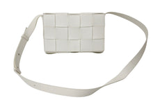 Load image into Gallery viewer, BOTTEAGA VENETTA ボッテガヴェネタ 新型 カセットショルダーバッグ ホワイト 美品 中古 4c070898