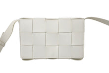 Load image into Gallery viewer, BOTTEAGA VENETTA ボッテガヴェネタ 新型 カセットショルダーバッグ ホワイト 美品 中古 4c070898