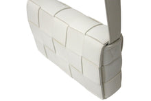 Load image into Gallery viewer, BOTTEAGA VENETTA ボッテガヴェネタ 新型 カセットショルダーバッグ ホワイト 美品 中古 4c070898