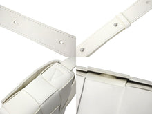 Load image into Gallery viewer, BOTTEAGA VENETTA ボッテガヴェネタ 新型 カセットショルダーバッグ ホワイト 美品 中古 4c070898