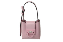 Load image into Gallery viewer, Salvatore Ferragamo サルヴァトーレフェラガモ ハンドバッグ トリフォリオ ガンチーニ ピンク シルバー金具 美品 中古 56960