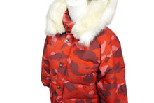 Load image into Gallery viewer, A BATHING APE アベイシングエイプ ダウンジャケット カモ柄 サイズXS レッド ナイロン ファー取り外し可能 良品 中古 59587