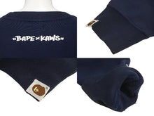 Load image into Gallery viewer, A BATHING APE × KAWS アベイシングエイプ カウズ スウェット トレーナー サイズL ネイビー コットン プリント 美品 中古 64569