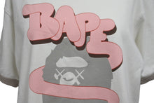 Load image into Gallery viewer, A BATHING APE BAPE KAWS ベイプ アベイシング エイプ カウズ Tシャツ サイズ S ホワイト ピンク グレー 美品 中古 64599