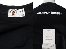 Load image into Gallery viewer, A BATHING APE × KAWS アベイシングエイプ カウズ 半袖Ｔシャツ サイズXS ブラック コットン ベイプ スター 美品 中古 64600
