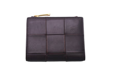 Load image into Gallery viewer, BOTTEGA VENETA ボッテガヴェネタ マキシイントレチャート コンパクトウォレット 財布 ワインレッド レザー ゴールド 美品 中古 4c069063