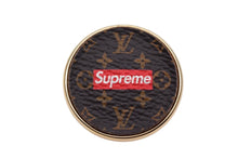 Load image into Gallery viewer, 極美品 Supreme シュプリーム × LOUIS VUITTON ルイヴィトン ピンズ ピンバッチ MP2076 17AW モノグラム PVC 中古 4c074542