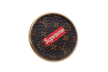 Load image into Gallery viewer, 極美品 Supreme シュプリーム × LOUIS VUITTON ルイヴィトン ピンズ ピンバッチ MP2076 17AW モノグラム PVC 中古 4c074542