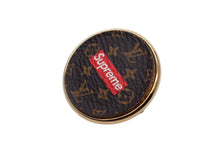 Load image into Gallery viewer, 極美品 Supreme シュプリーム × LOUIS VUITTON ルイヴィトン ピンズ ピンバッチ MP2076 17AW モノグラム PVC 中古 4c074542