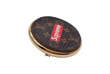 Load image into Gallery viewer, 極美品 Supreme シュプリーム × LOUIS VUITTON ルイヴィトン ピンズ ピンバッチ MP2076 17AW モノグラム PVC 中古 4c074542