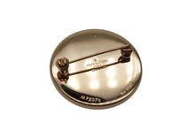 Load image into Gallery viewer, 極美品 Supreme シュプリーム × LOUIS VUITTON ルイヴィトン ピンズ ピンバッチ MP2076 17AW モノグラム PVC 中古 4c074542