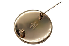 Load image into Gallery viewer, 極美品 Supreme シュプリーム × LOUIS VUITTON ルイヴィトン ピンズ ピンバッチ MP2076 17AW モノグラム PVC 中古 4c074542