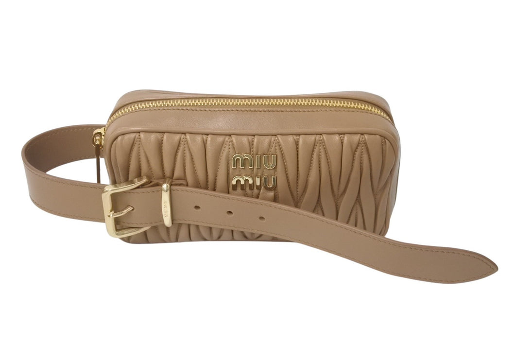 極美品 MIUMIU ミュウミュウ マテラッセ クラッチバッグ セカンドバッグ 5BF122 キルティング ロゴ金具 ブラウン 中古 4c076226