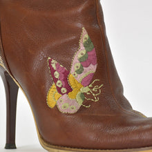 画像をギャラリービューアに読み込む, CHRISTIAN DIOR クリスチャンディオール ガリアーノ期 エンブロイダリー ヒールブーツ 蝶 花柄 刺繍 レザー ブラウン サイズ36 1/2 美品 中古 4b009414