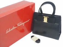 Load image into Gallery viewer, Salvatore Ferragamo フェラガモ ヴァラリボン ハンドバッグ ブラック イタリア製 BA214178 レディース 美品 中古 37930