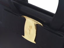 Load image into Gallery viewer, Salvatore Ferragamo フェラガモ ヴァラリボン ハンドバッグ ブラック イタリア製 BA214178 レディース 美品 中古 37930