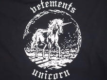 Load image into Gallery viewer, VETEMENTS ヴェトモン ダブルユニコーン 22SS ロゴ 半袖Tシャツ UE52TR200B ブラック ユニセックス 美品 40612