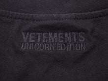 Load image into Gallery viewer, VETEMENTS ヴェトモン ダブルユニコーン 22SS ロゴ 半袖Tシャツ UE52TR200B ブラック ユニセックス 美品 40612