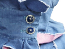 Load image into Gallery viewer, CHANEL シャネル ノースリーブ シャツ トップス ココマークボタン P30031V20257 コットン ブルー ピンク サイズ34 美品 中古 43397
