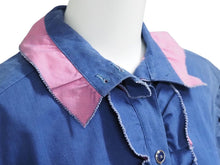 Load image into Gallery viewer, CHANEL シャネル ノースリーブ シャツ トップス ココマークボタン P30031V20257 コットン ブルー ピンク サイズ34 美品 中古 43397