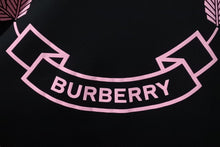 Load image into Gallery viewer, 極美品 BURBERRY バーバリー オーク リーフ クレスト クルーネック 半袖Ｔシャツ 8071594 ブラック ピンク サイズXL 中古 51160