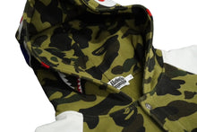 Load image into Gallery viewer, A BATHING APE アベイシングエイプ シャークフードジャケット グリーンカモフラージュ 001LJB201024X サイズL 美品 中古 60587